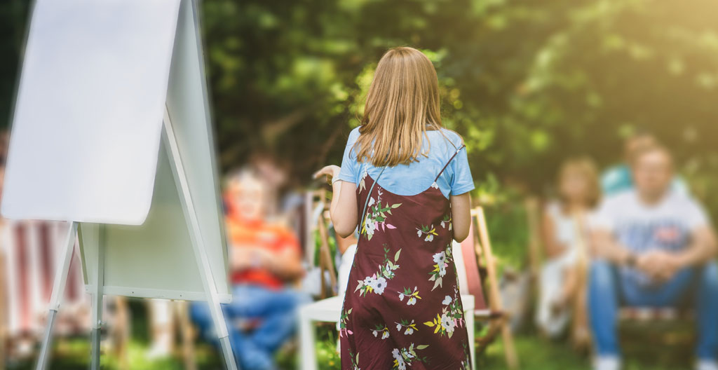 Deux professionnels en interaction naturelle lors d'une activité team building en extérieur dans un cadre méditerranéen verdoyant